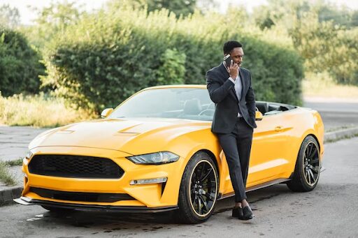 Voiture de sport jaune