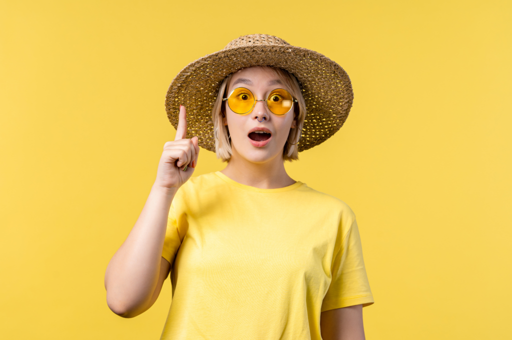 femme tee shirt et lunettes jaunes sur fond jaune