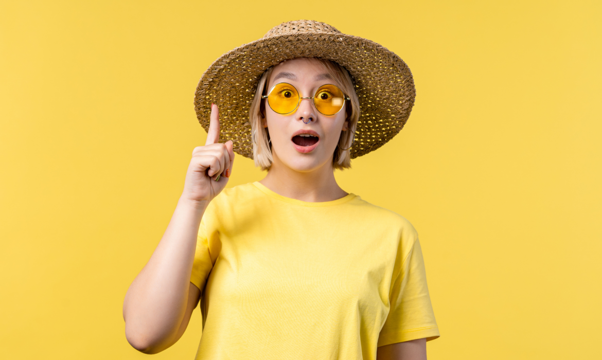 femme tee shirt et lunettes jaunes sur fond jaune
