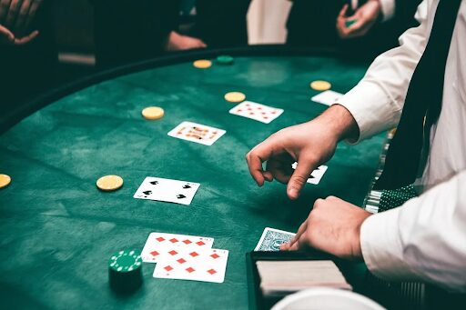 jeu carte et jetons sur tapis vert