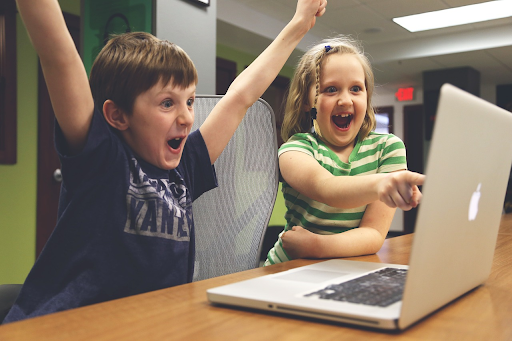 enfants heureux devant ecran ordinateur