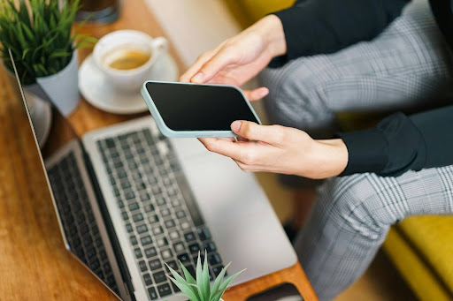 laptop et smartphone