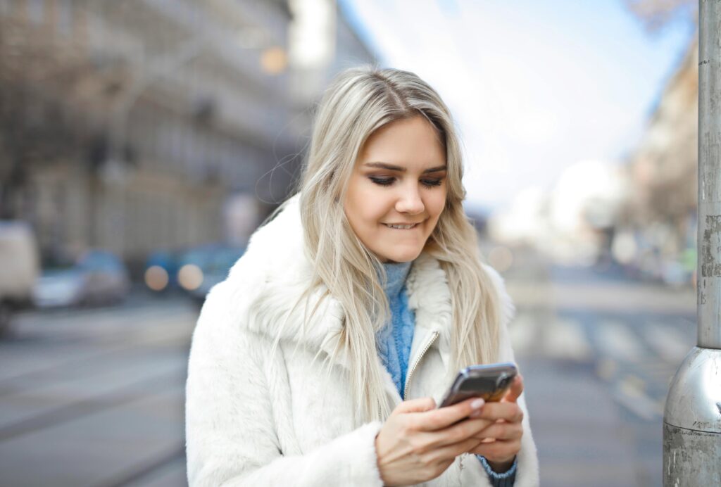 jeune femme portable