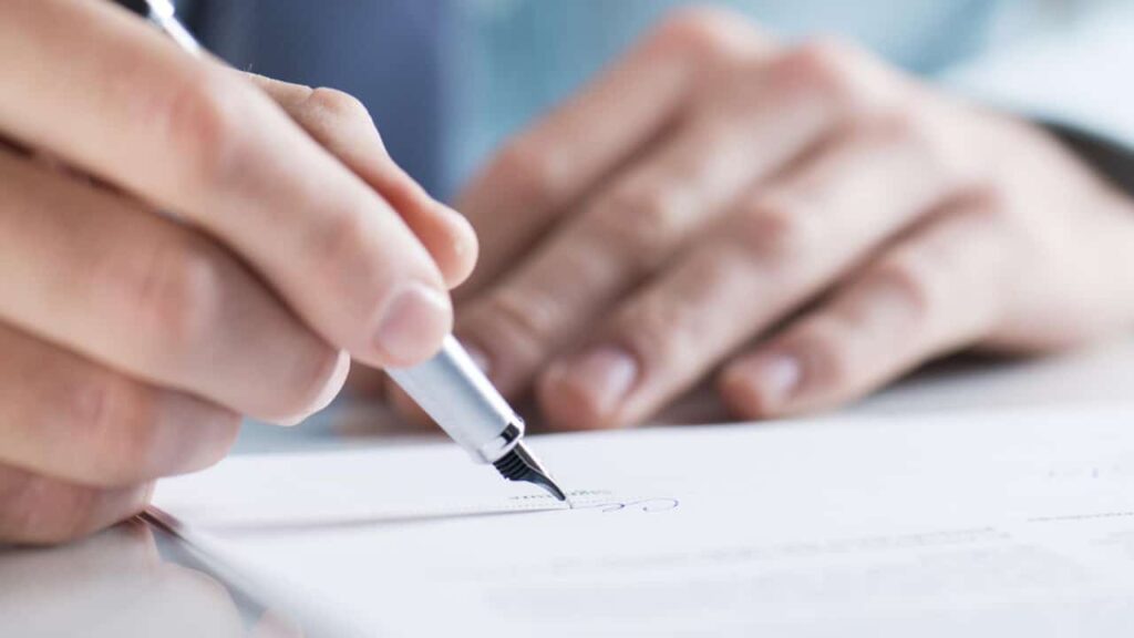 Une personne regardant un document de compromis de vente avec une expression d'inquiétude, illustrant les questionnements liés à une rétractation après signature
