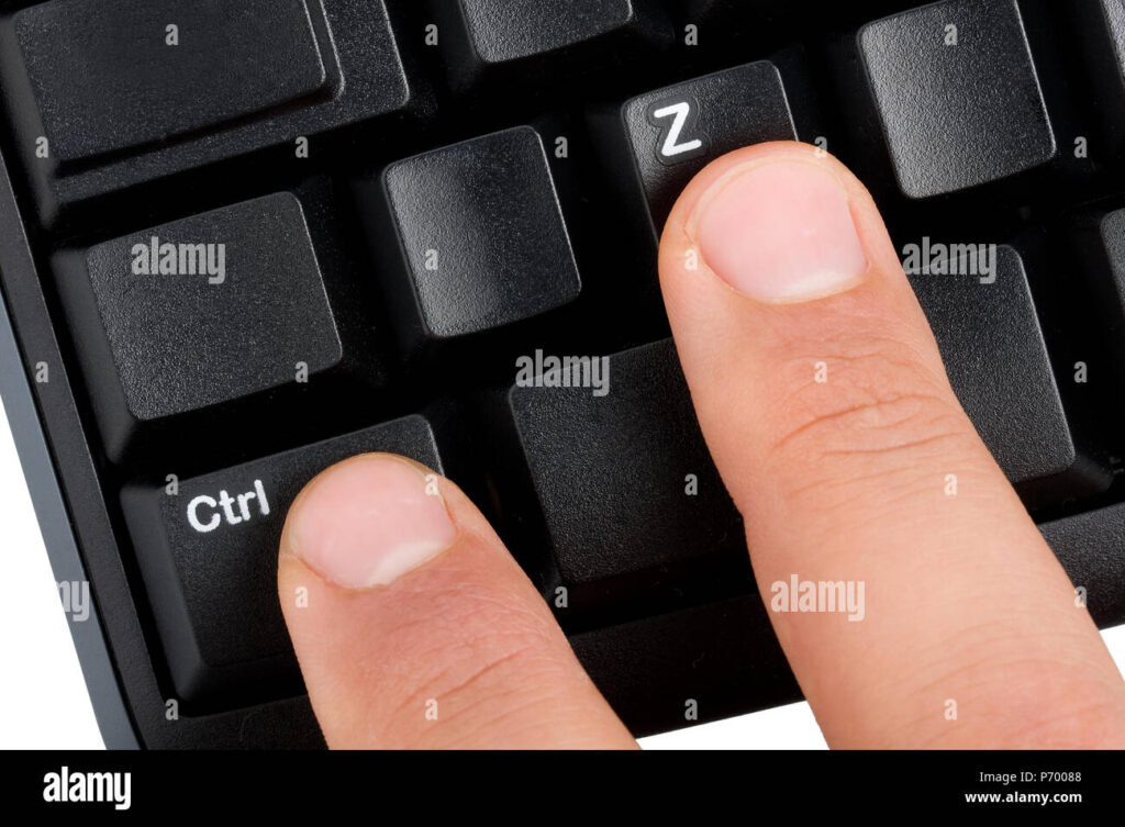 Photo d'un utilisateur appuyant sur les touches Ctrl et Z pour réaliser un raccourci clavier d'annulation.