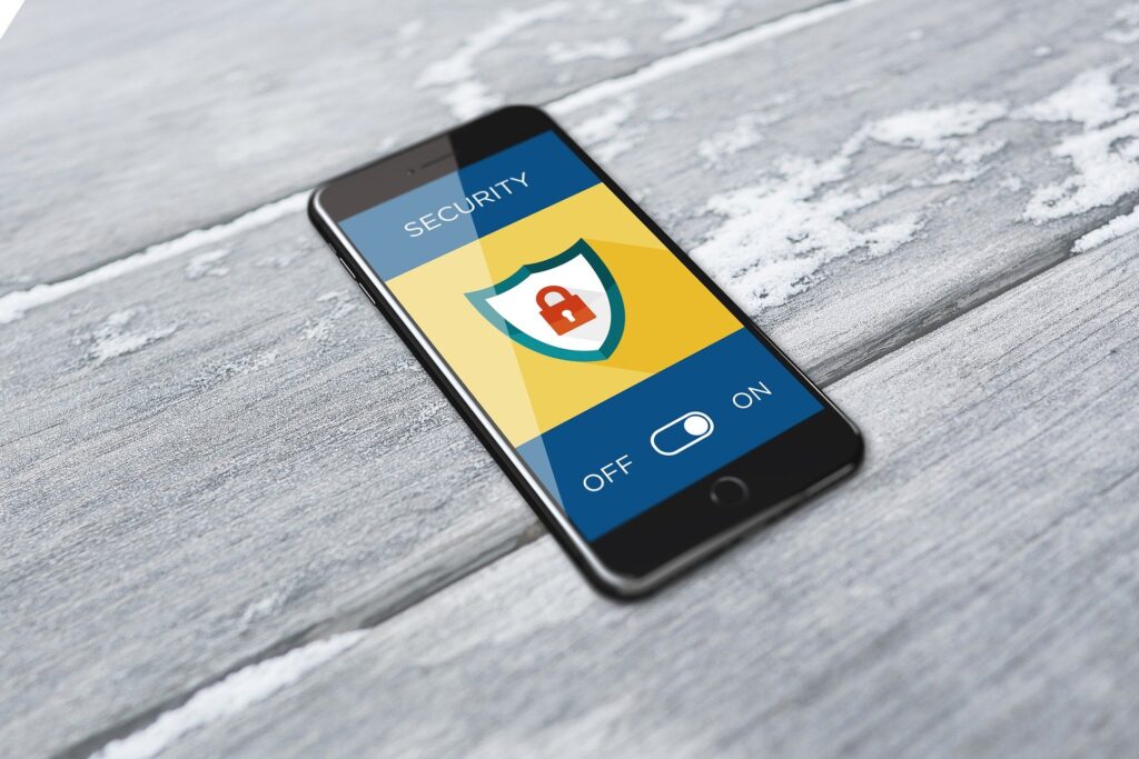 Un smartphone en cours de déblocage avec une interface futuriste - guide sur le déblocage de téléphones blacklistés.