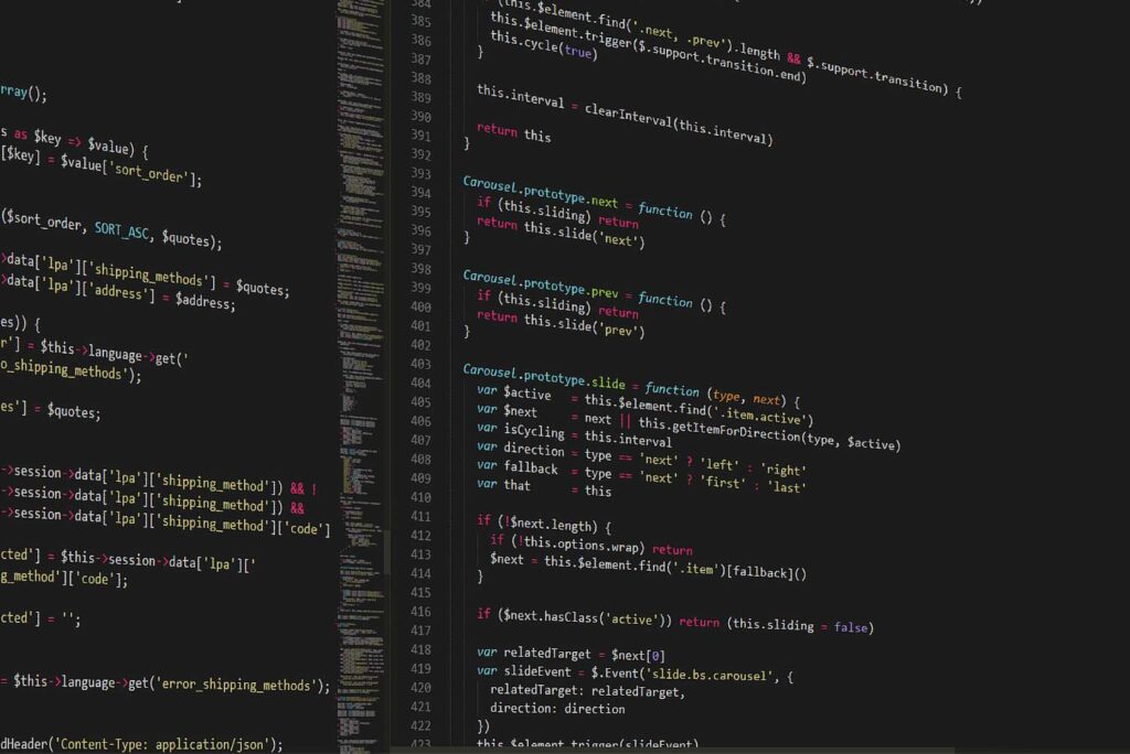 Étudiant travaillant sur un ordinateur dans le cadre d'une formation CAP informatique, mettant en avant les compétences enseignées