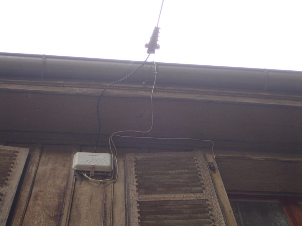 Boîtier de connexion téléphonique en réparation après un problème de câble.