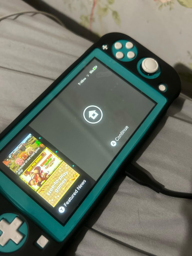 Téléphone en charge avec une batterie stagnante illustrant un problème de recharge