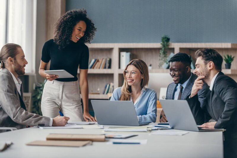 des ordinateurs portable au bureau