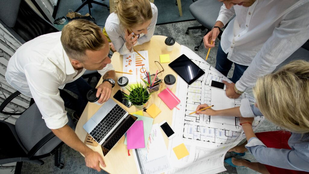Chef de projet SEO analysant les données de référencement avec une équipe