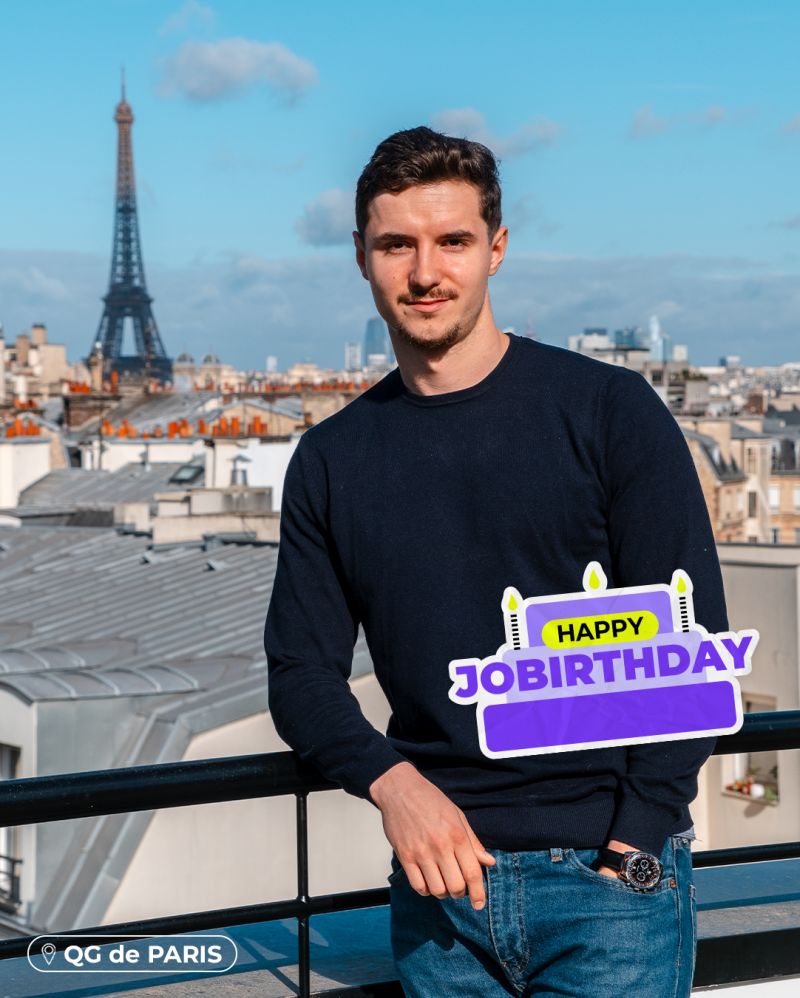 Consultant SEO en plein travail lors d’un événement professionnel à Bayonne
