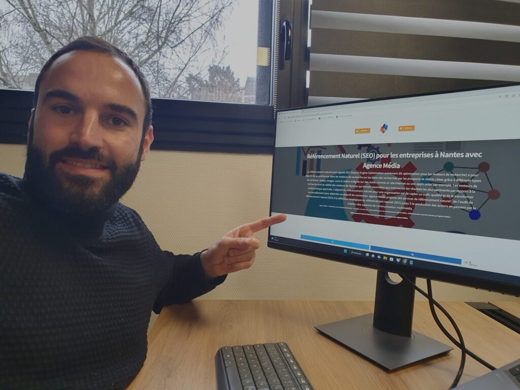 Consultant SEO à Mulhouse travaillant sur l'optimisation d'une page web