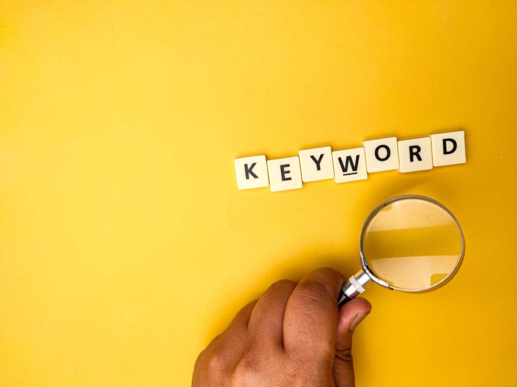 Illustration de la recherche de mots-clés pour définir une requête cible SEO efficace