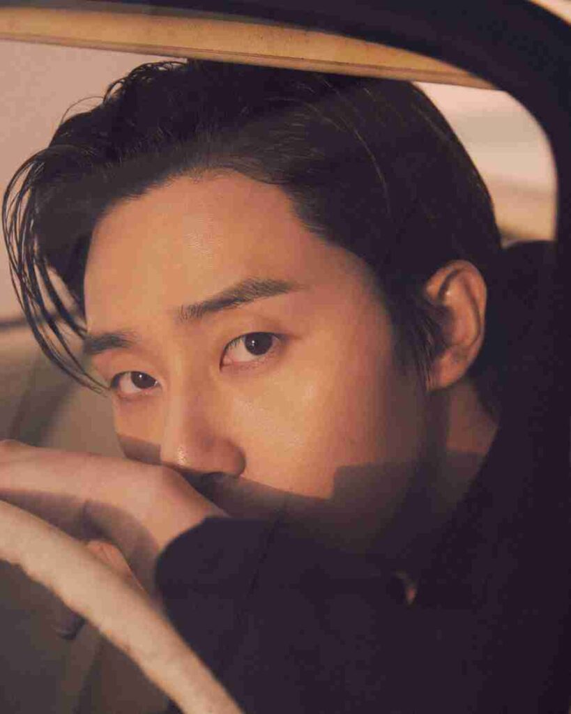 Portrait de Park Seo Joon évoquant sa carrière et sa vie privée