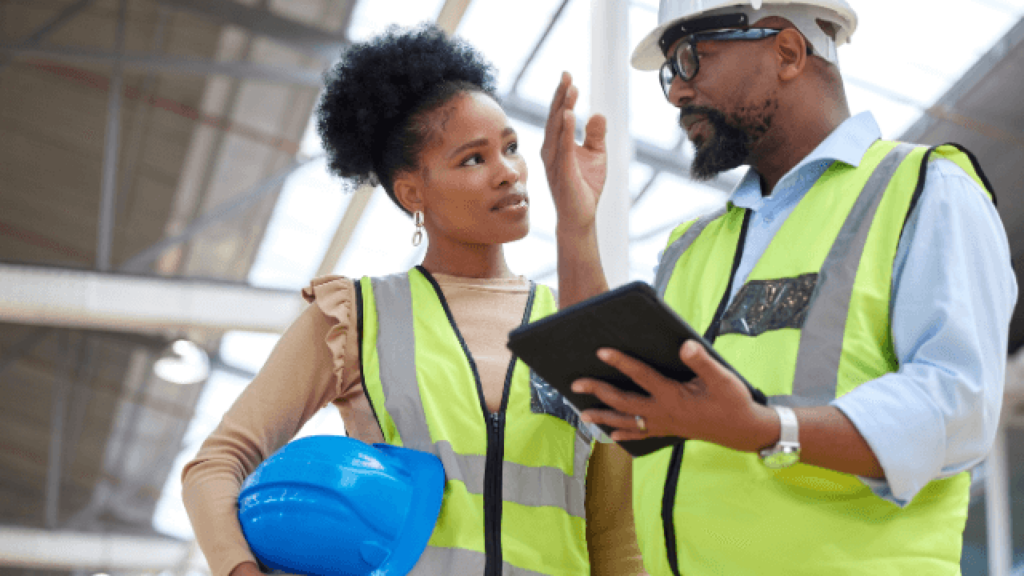 Collaboration entre partenaires SEO pour illustrer la sous-traitance efficace