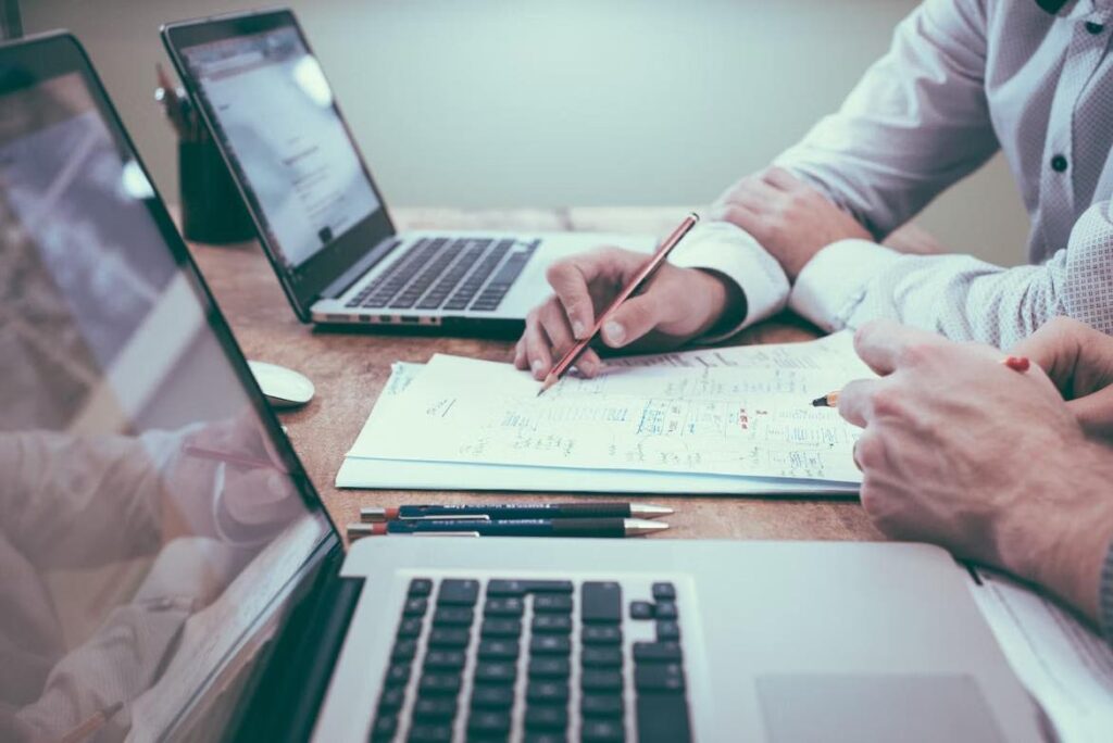 Spécialiste SEO analysant des données de recherche pour un emploi dans le domaine du référencement