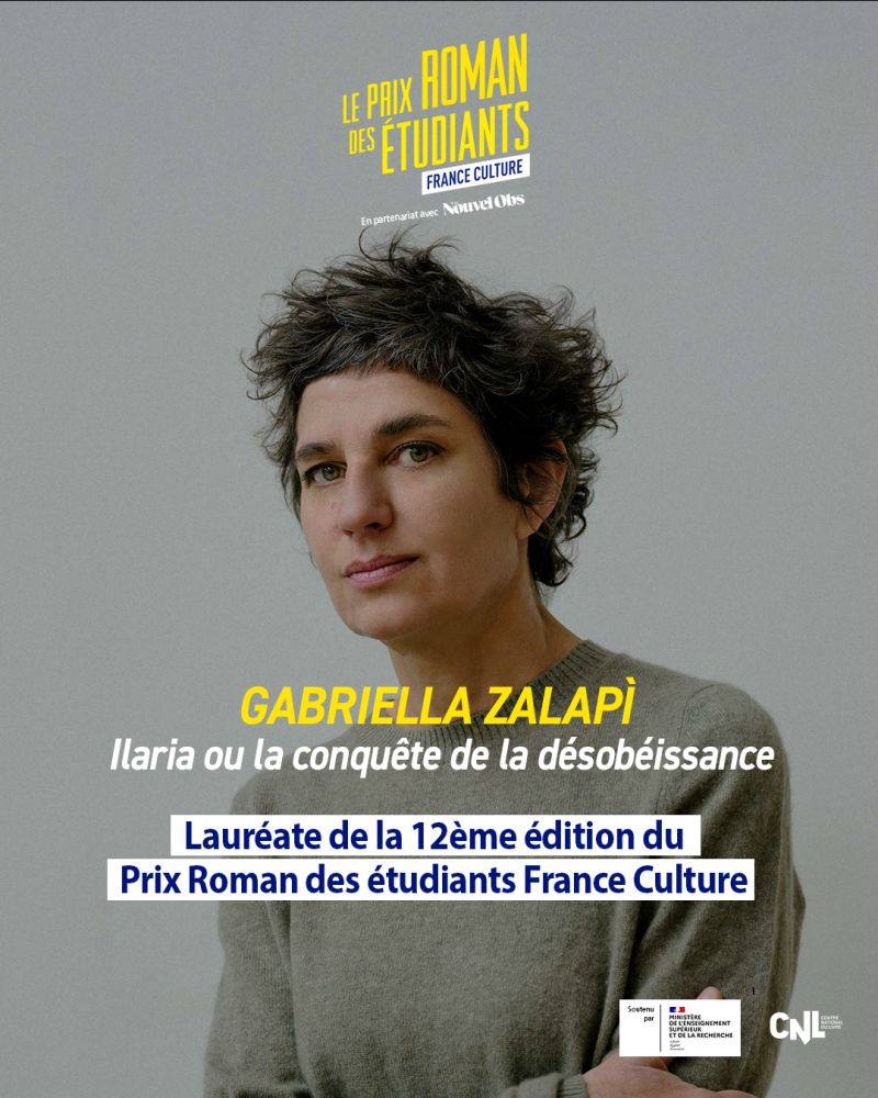 Studio de France Culture avec micro et logo, illustrant un spot publicitaire audio