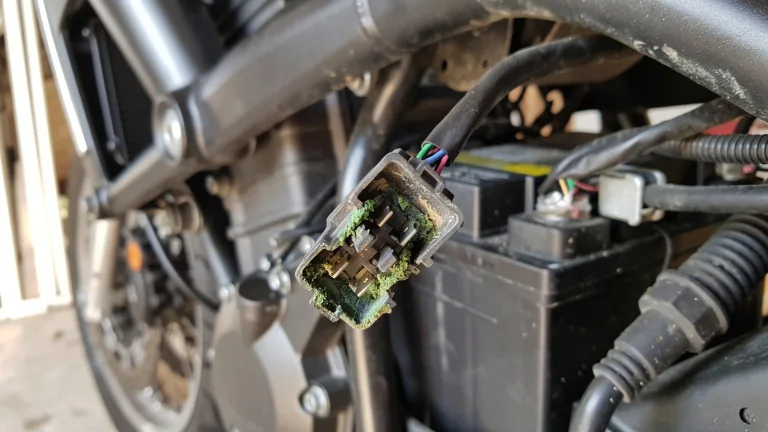 Connecteur de charge moto corrodé